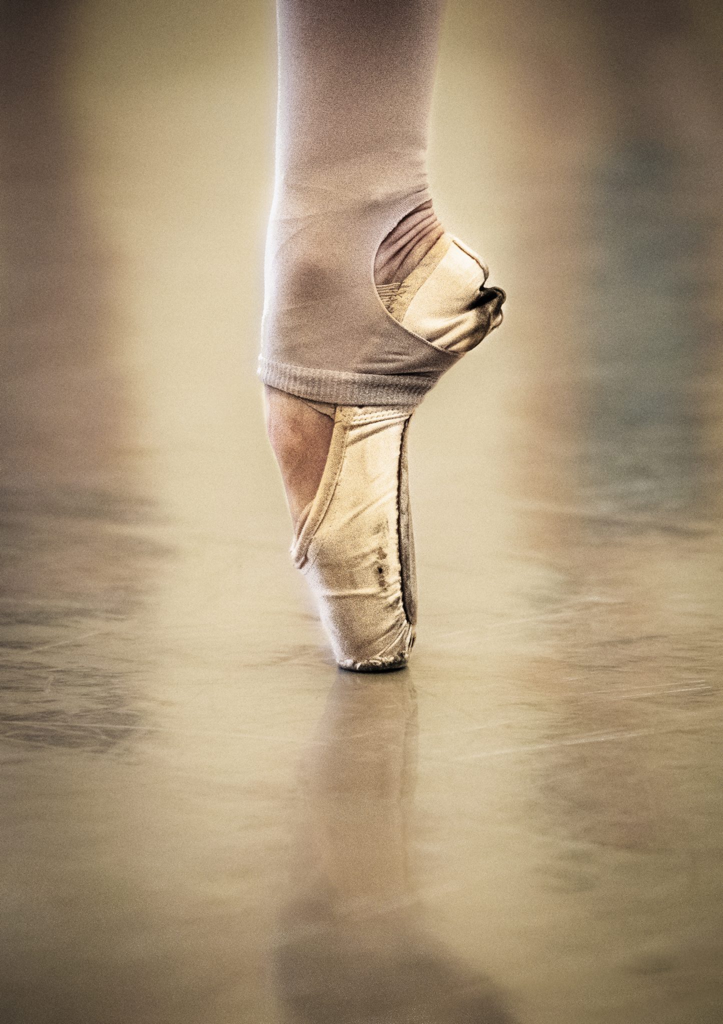 Pointe ballet dancer's foot en pointe
